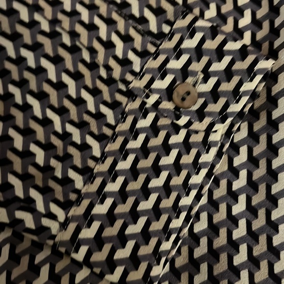 Closed.   Beautiful blouse!  L. Feels like silk - Picture 3 of 5